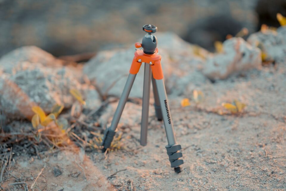 Cover illustration: best travel tripod buyer’s guide with compact legs and ball head