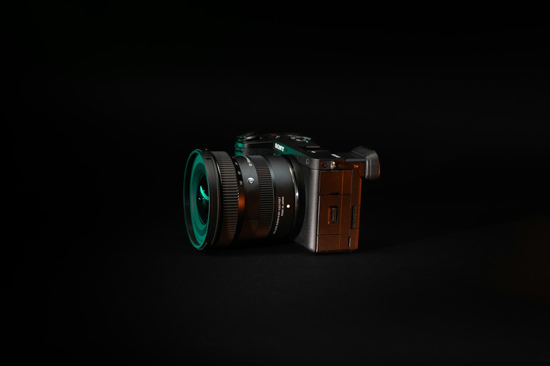 Cover illustration for mirrorless camera lenses buying guide